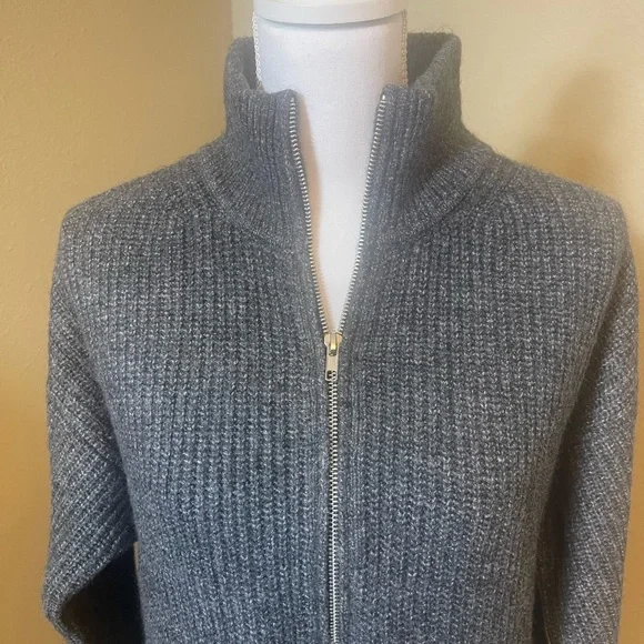 NWT Vince Camuto size large knitted zip front sweater - Picture 2 of 6